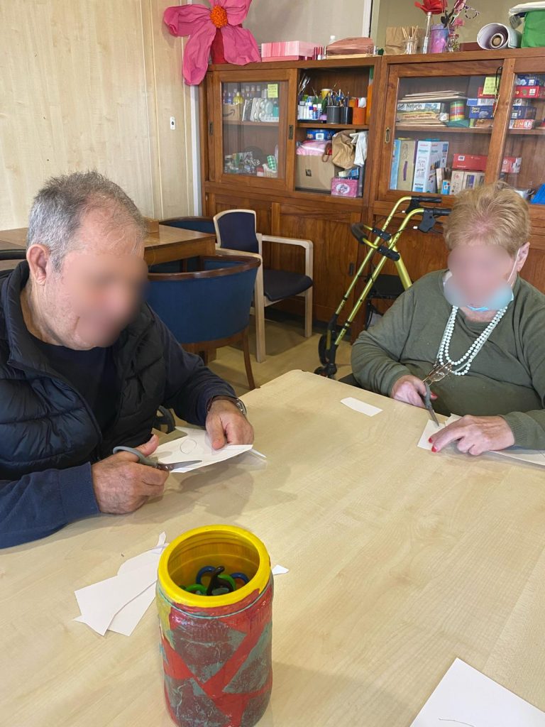 Personas mayores haciendo talleres