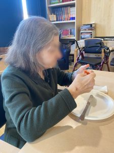 Personas mayores haciendo talleres