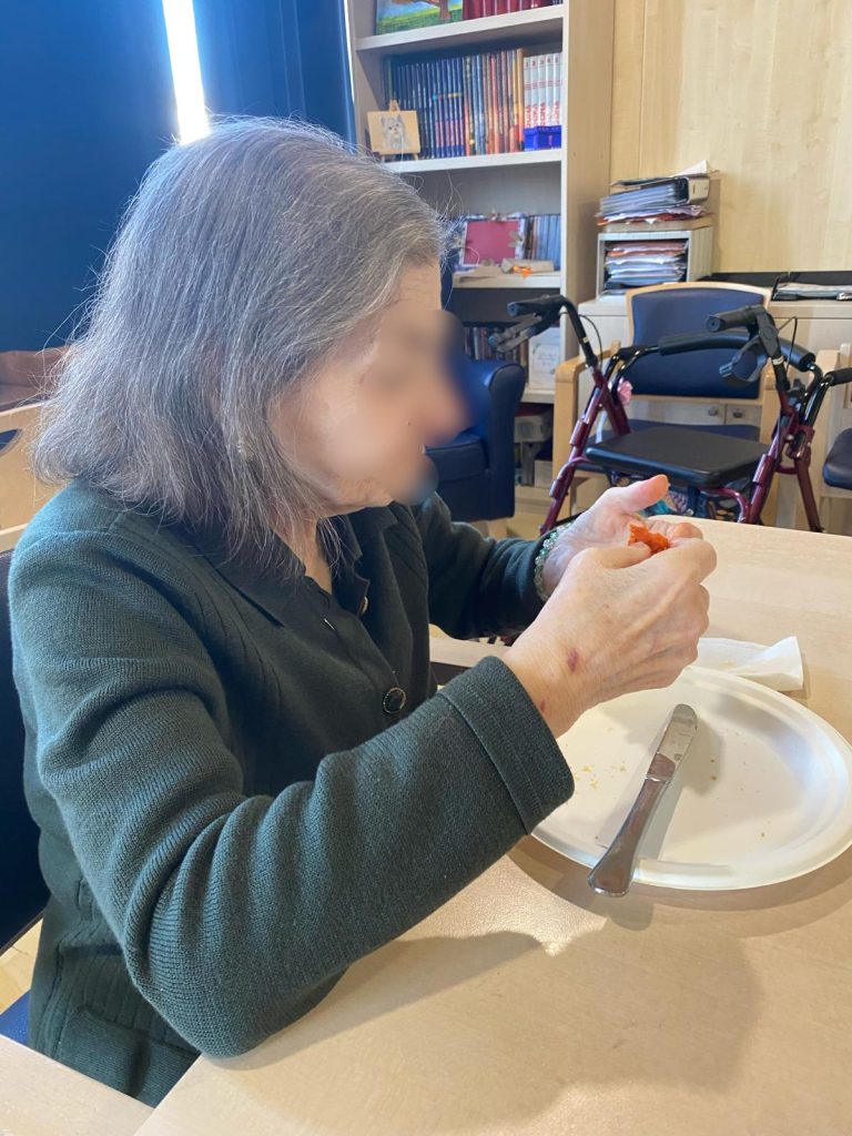 Personas mayores haciendo talleres