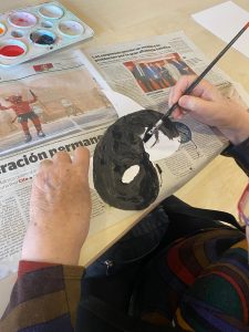 Personas mayores haciendo talleres