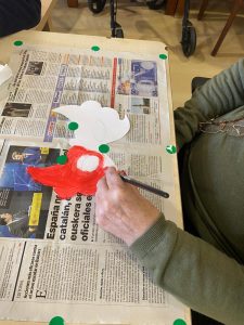 Personas mayores haciendo talleres