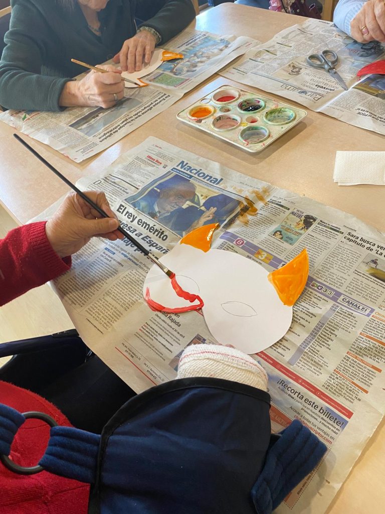 Personas mayores haciendo talleres