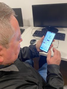 Personas con el aprendiendo de google maps