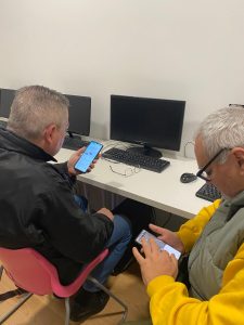 Personas con el aprendiendo de google maps