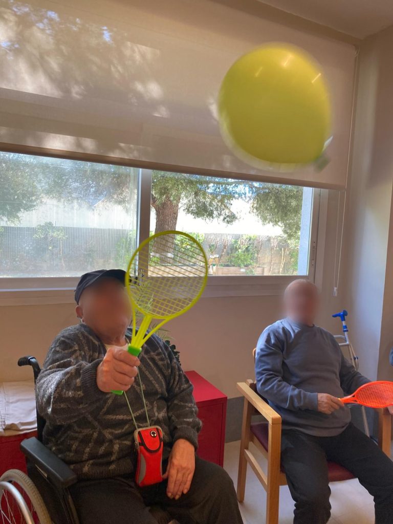Personas mayores jugando con globos