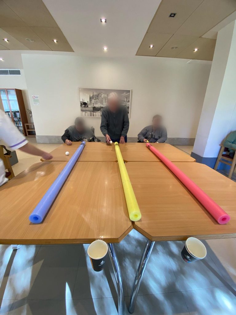 Personas mayores jugando con globos