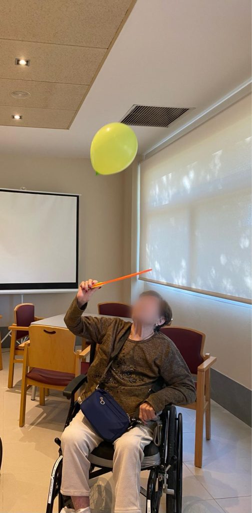 Personas mayores jugando con globos