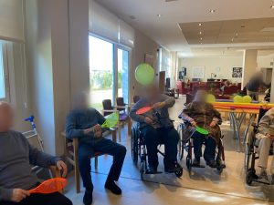 Personas mayores jugando con globos