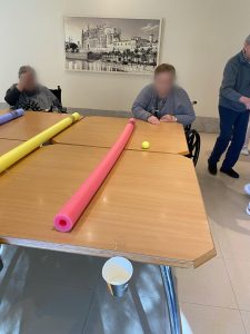 Personas mayores jugando con globos