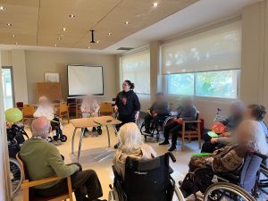 Personas mayores jugando con globos
