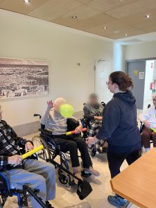 Personas mayores jugando con globos