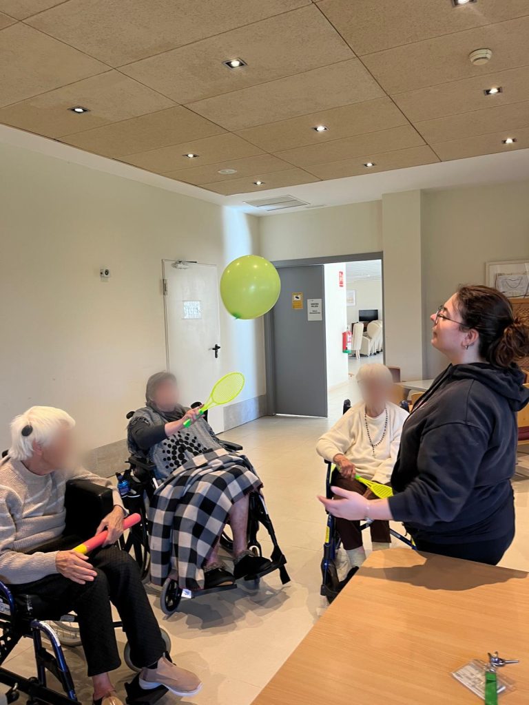 Personas mayores jugando con globos