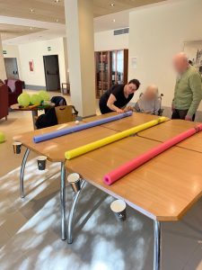 Personas mayores jugando con globos