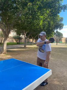 Personas jugando al pin pon