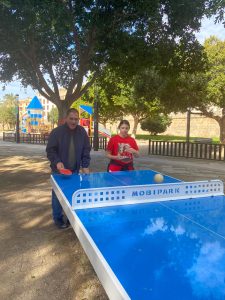 Personas jugando al pin pon