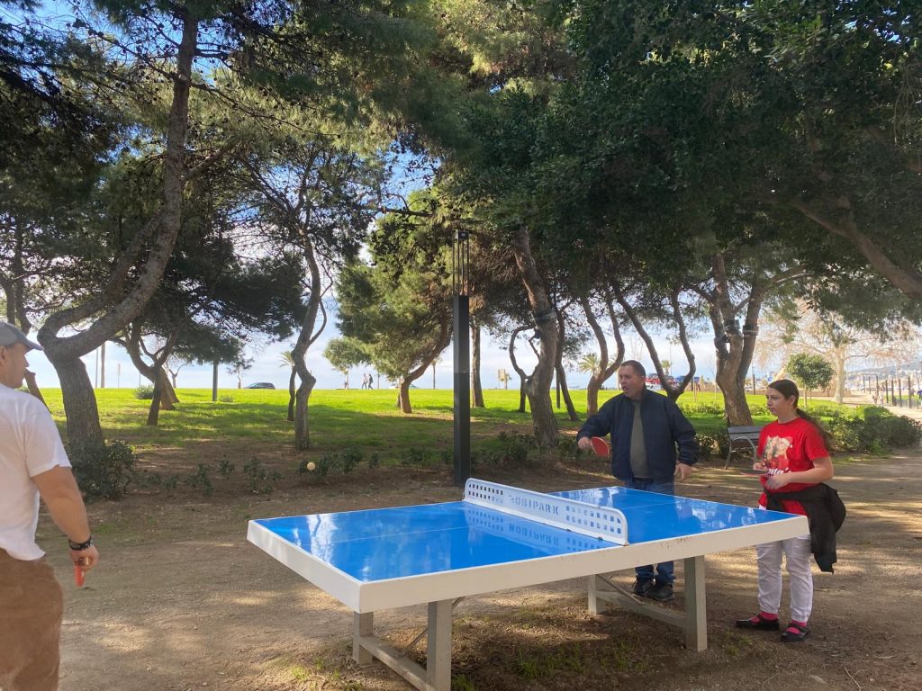 Personas jugando al pin pon