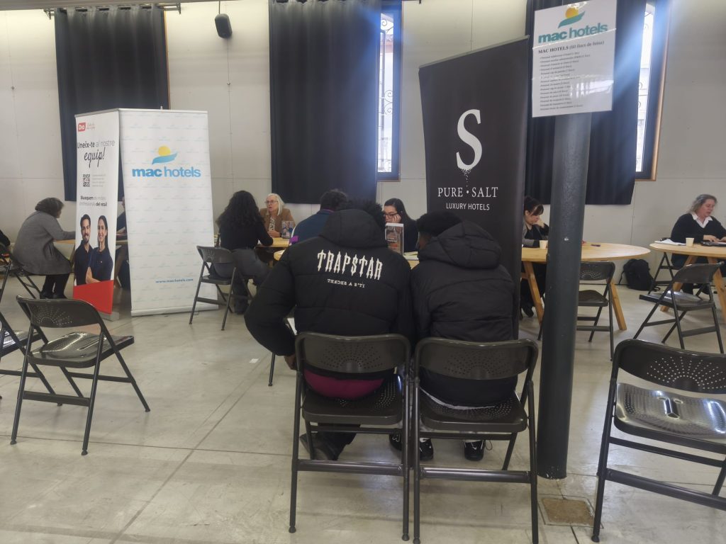 Personas en feria de empleo