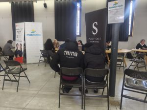 Personas en feria de empleo