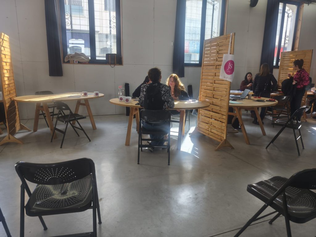 Personas en feria de empleo