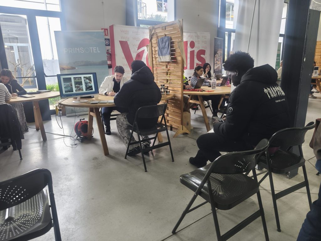 Personas en feria de empleo