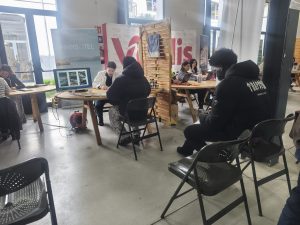 Personas en feria de empleo