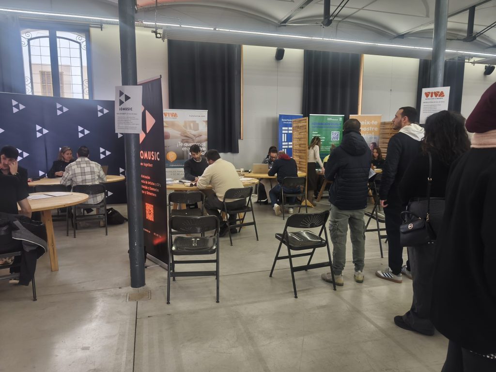 Personas en feria de empleo