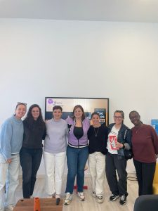 Profesionales de Fundación Aldaba posan con Marina Marroquí