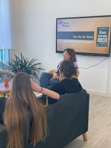 Marina Marroquí dando una charla en la Llar des Raiguer