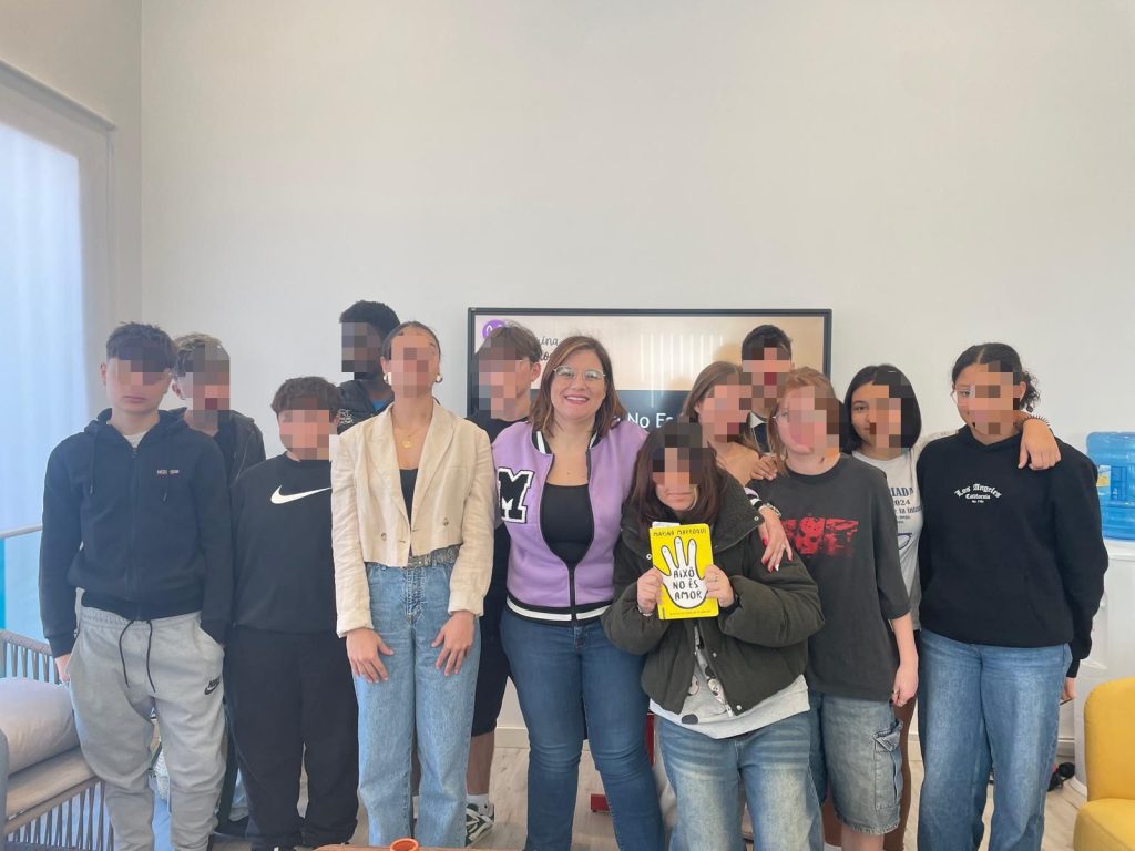 Chicos y chicas posando con Marina Marroqui y su libro