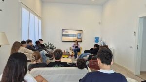 Marina Marroquí dando una charla en la Llar des Raiguer