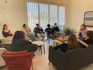 Marina Marroquí dando una charla en la Llar des Raiguer