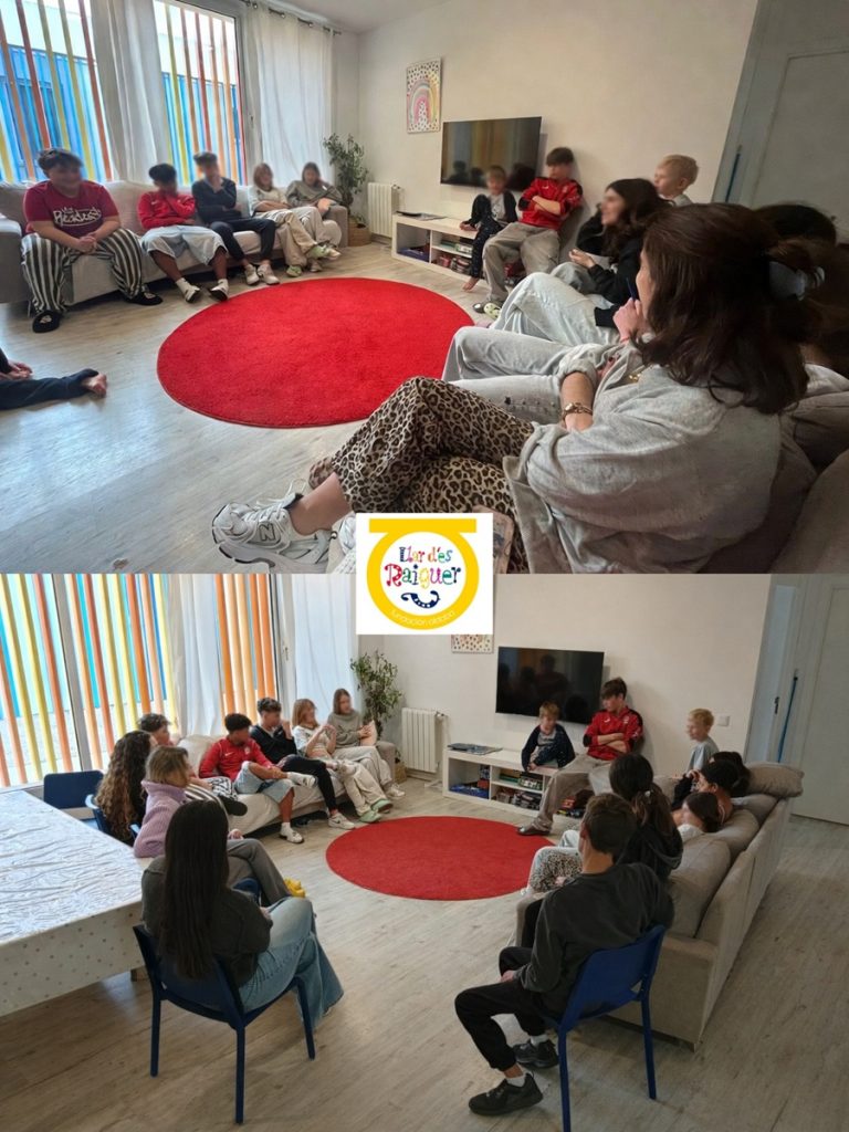 chicos y chicas en una sala haciendo una actividad por el 8M