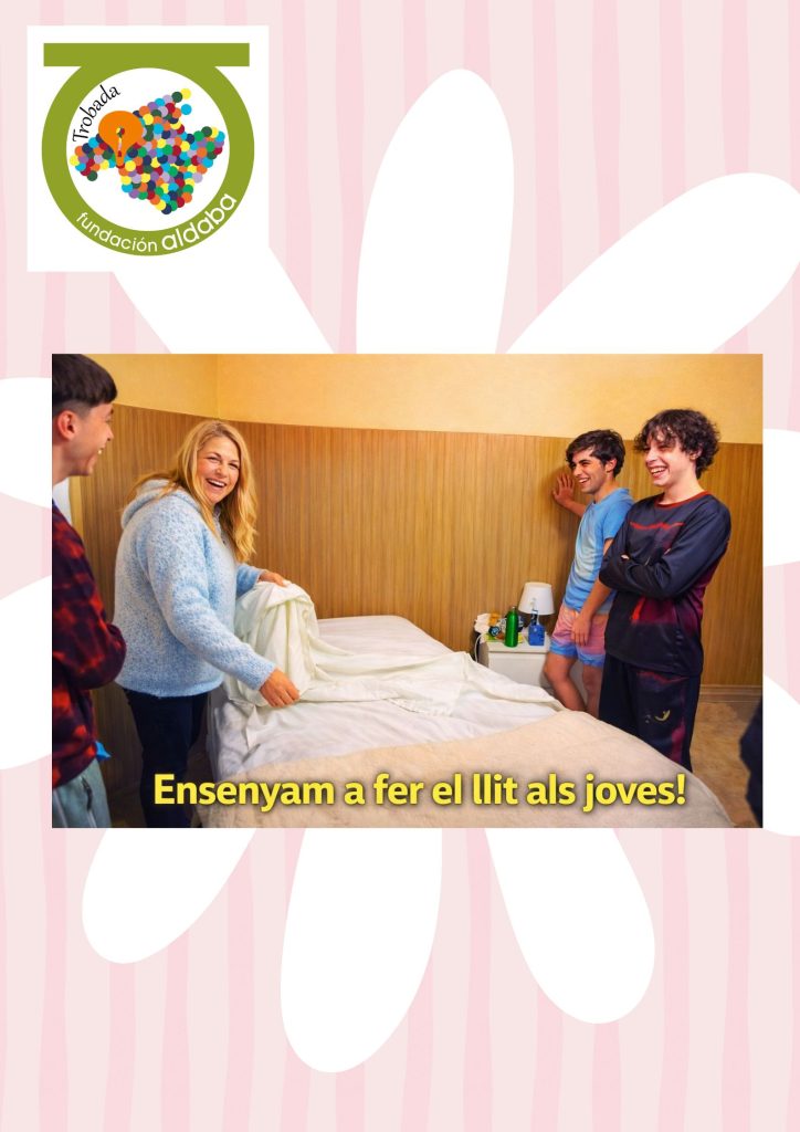 Persona enseñando a otras a hacer la cama