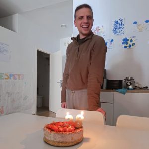 Personas con tarta de cumpleaños