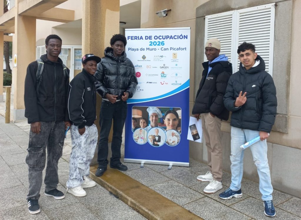 Personas posando con el cartel de la feria de empleo