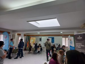 Personas en feria de empleo