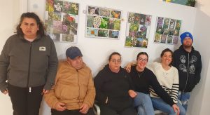 Personas posando en el jardín botánico de Soller