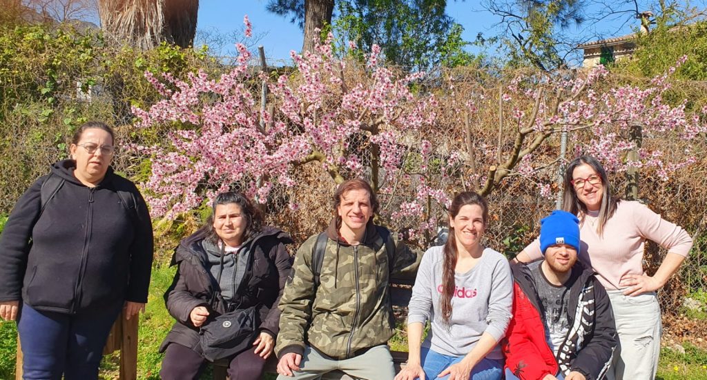 Personas posando en el jardín botánico de Soller