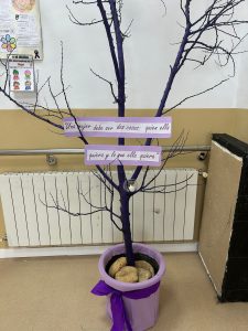 Foto del árbol que se elaboró para colgar los mensajes de este día