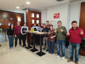 Personas desayunando en el hotel