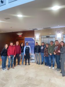 Personas en la recepción del hotel Porcel Avant