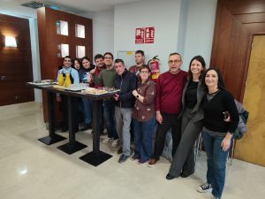 Personas desayunando en el hotel