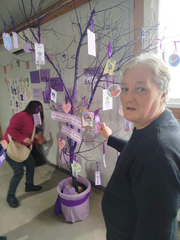 Mujer colocando el árbol su mensaje