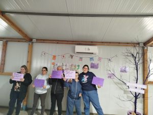 Foto de mujeres sujetando carteles con mensajes de la mujer