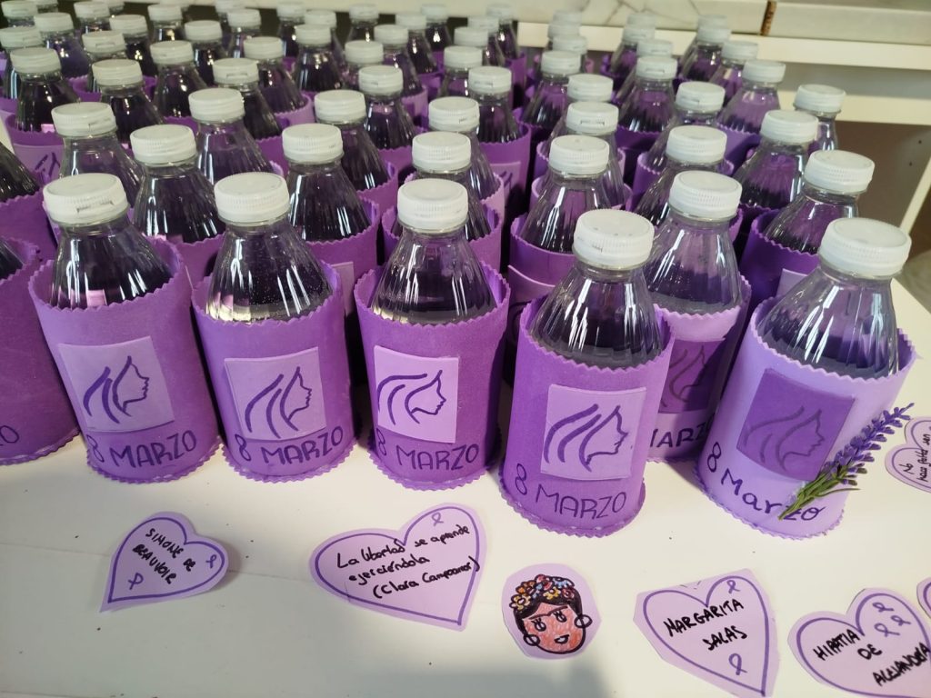 Foto del detalle que se elaboró en el taller para este dia que es un portabolletas personalizado