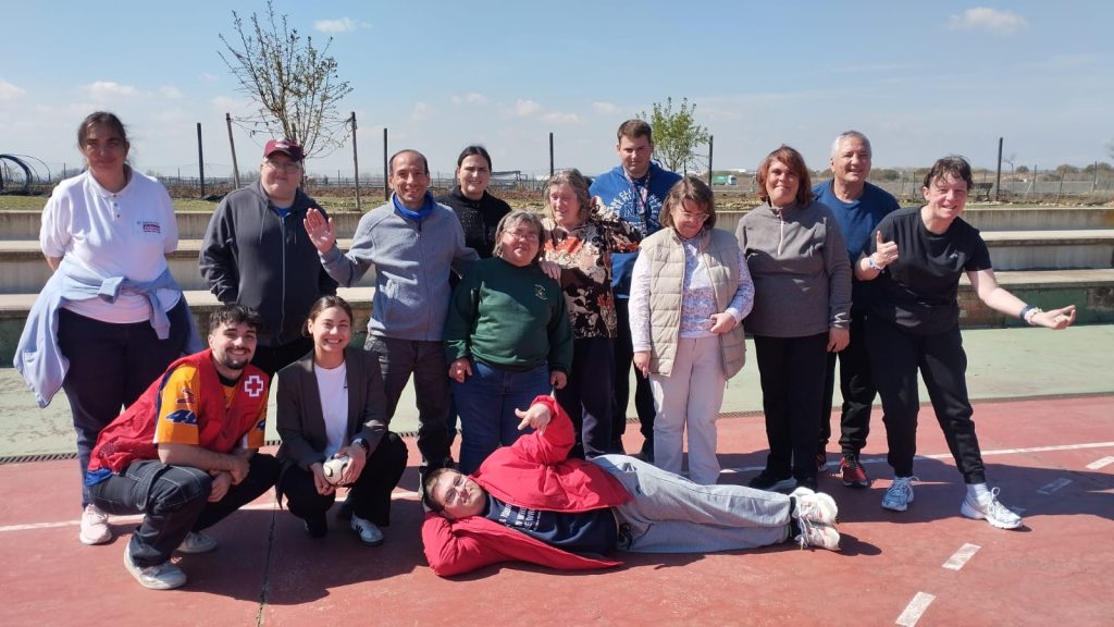 Chicos posando en la pista de fútbol
