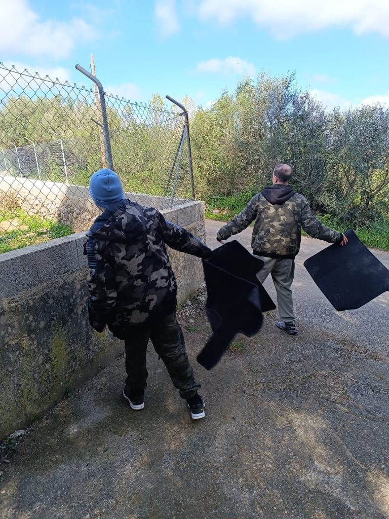 Personas limpiando furgoneta