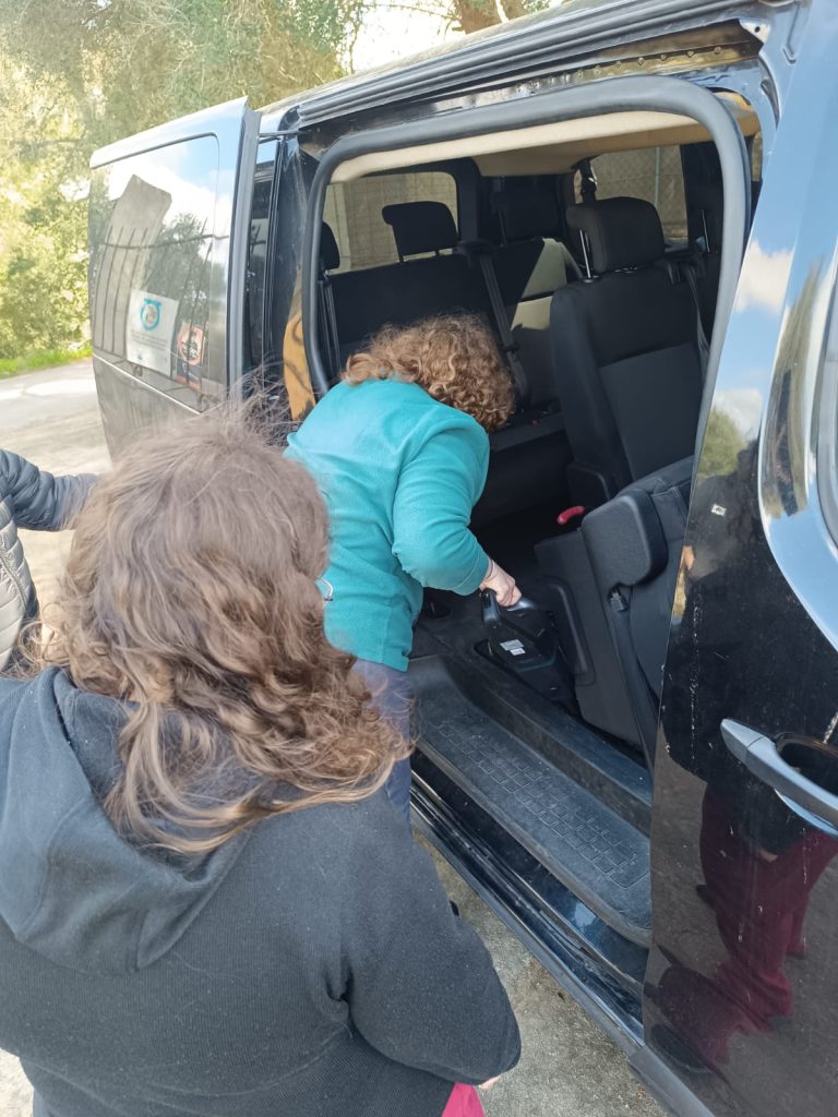 Personas limpiando furgoneta