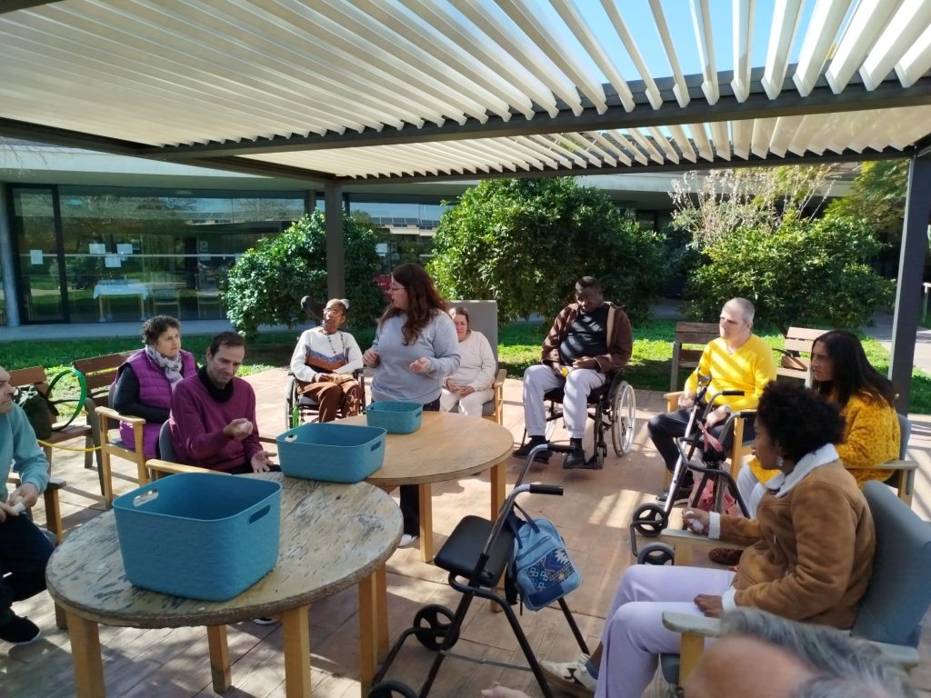 Personas haciendo actividades