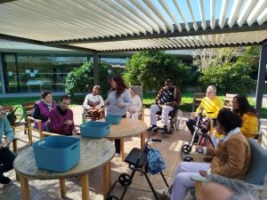 Personas haciendo actividades